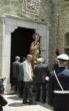 La statua di San Vito esce dalla Chiesa per essere portata in processione per le vie di Banzi.
