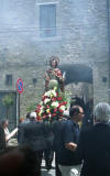 La statua di San Vito rientra in chiesa al termine della processione.